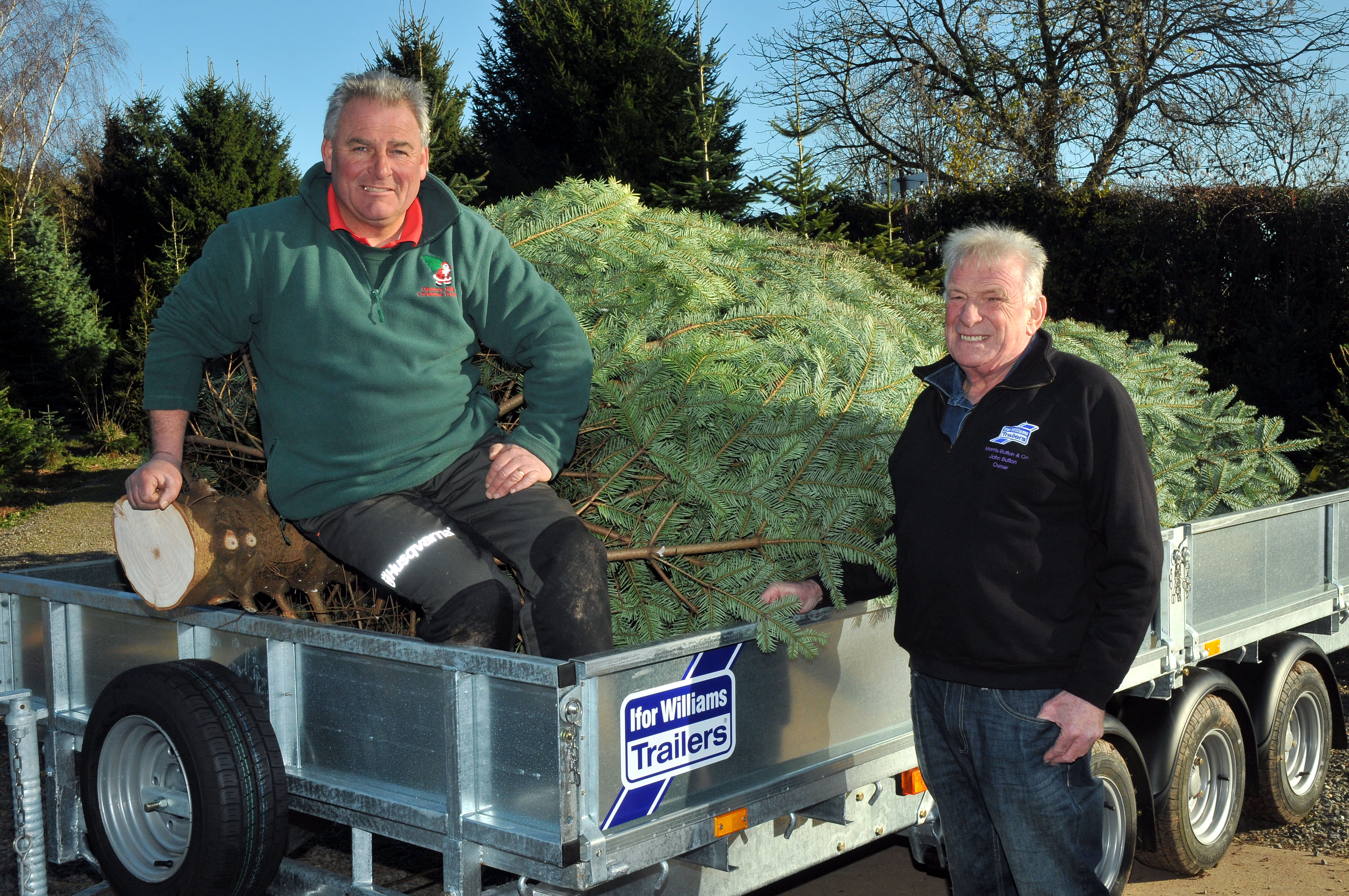 Trailer firm delivers Christmas tree to Downing Street
