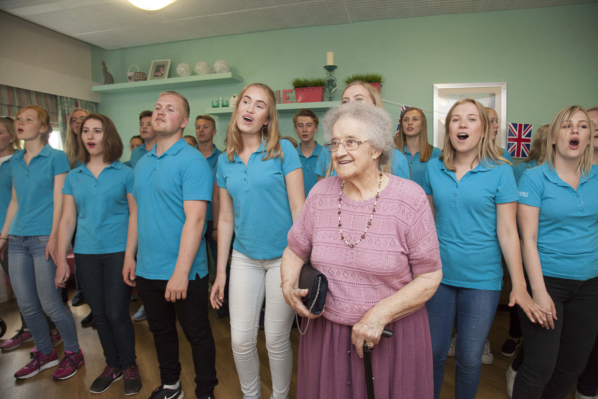 Norwegian youth choir enchants care home residents