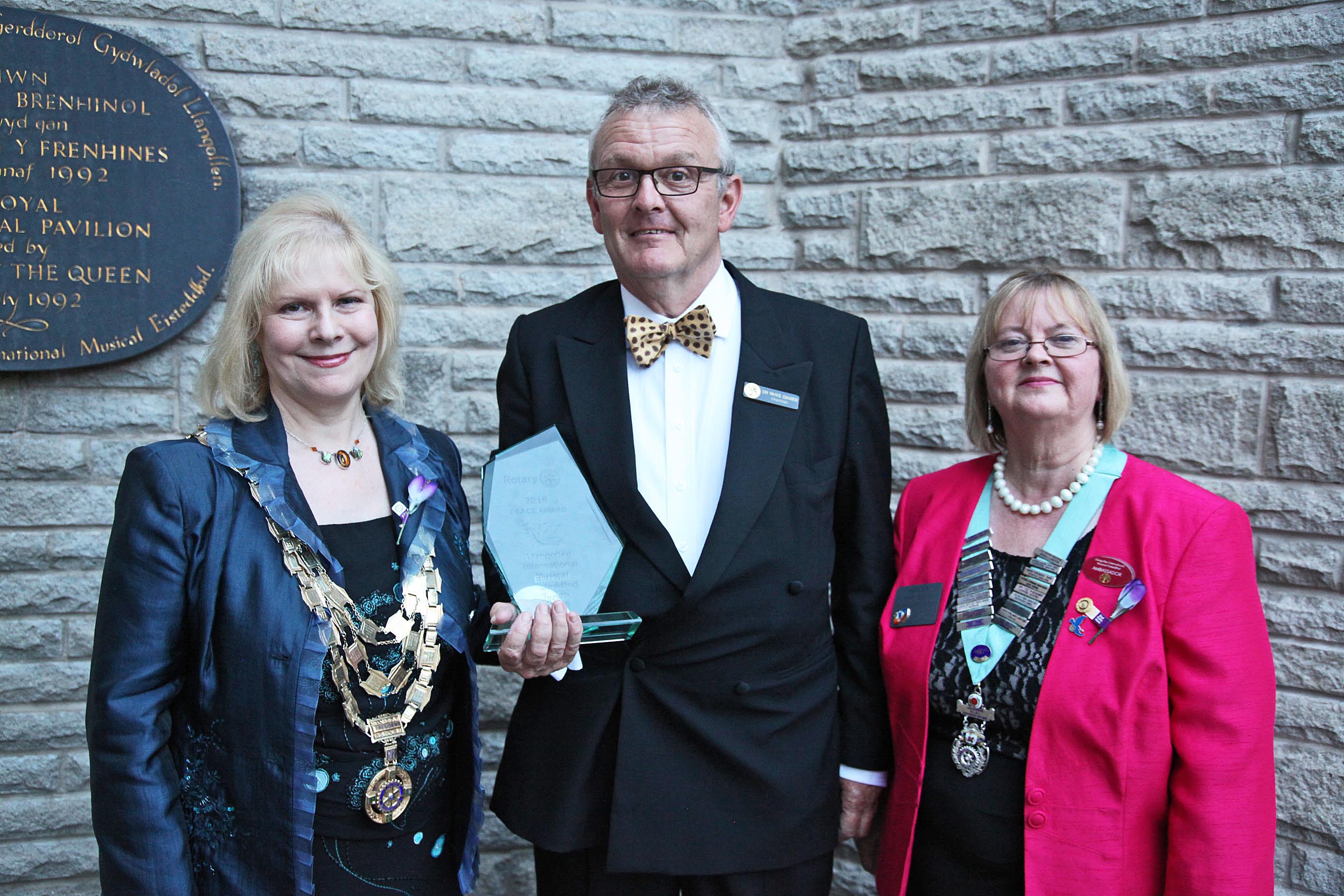 Llangollen Eisteddfod receives peace award from Rotary International