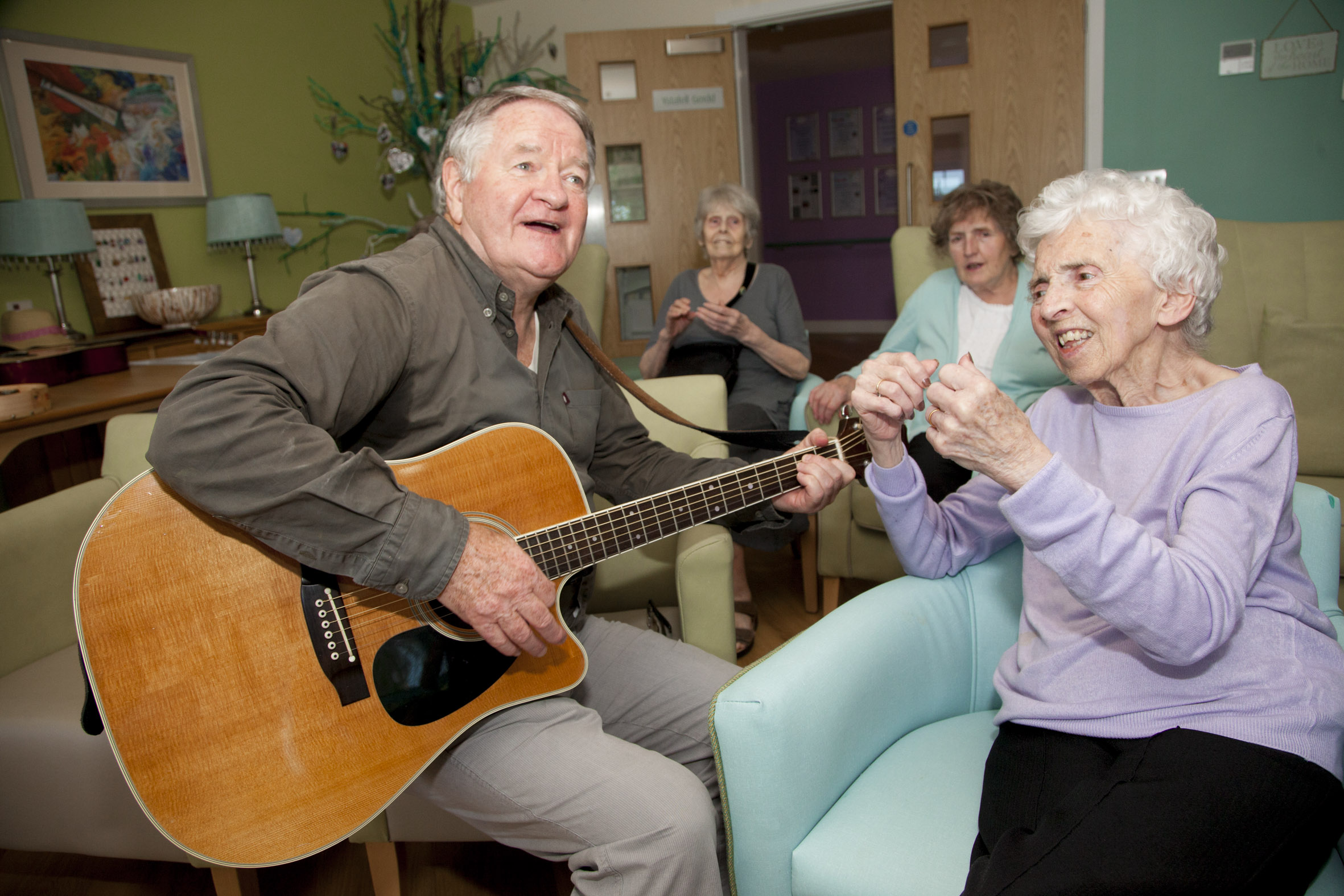 Folk singing legend unlocks memories of people with dementia with his songs