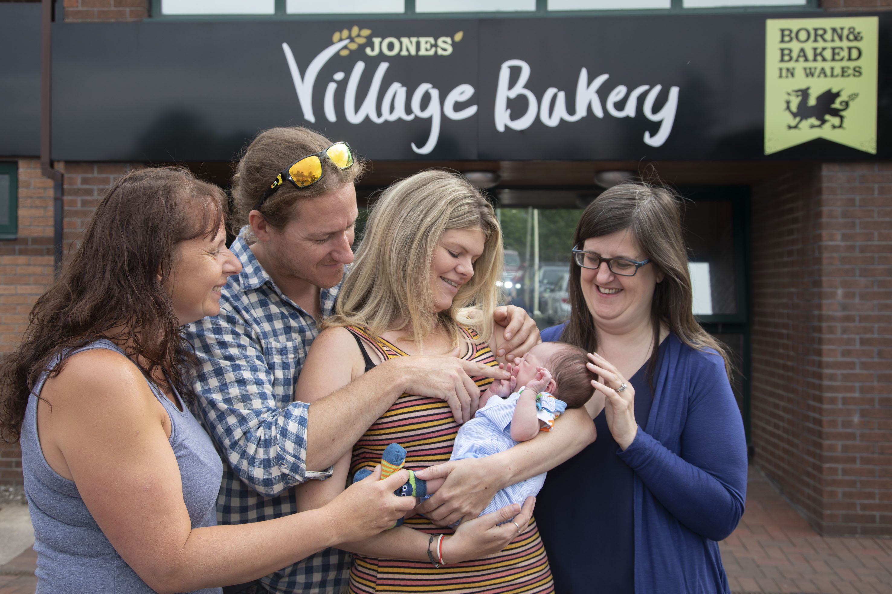 Mum and dad return with baby Tao to say heartfelt thanks to bakery staff who helped them in hour of “knead”