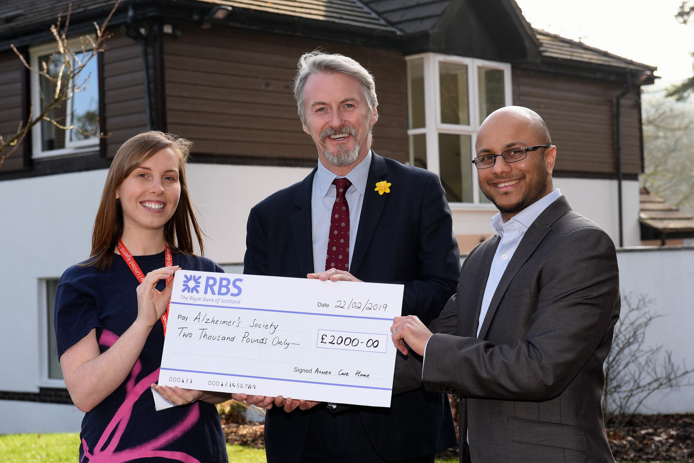 Dementia centre celebrates national award success with charity donation