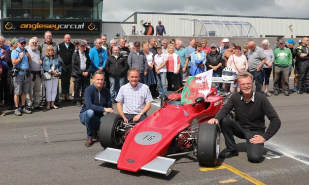 Emotional minute’s applause for F1 hero Tom