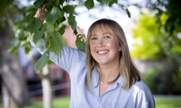 Ex-dancer Helen returns to stage for award honour