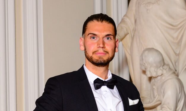 Raising a toast to Leighton at awards ceremony