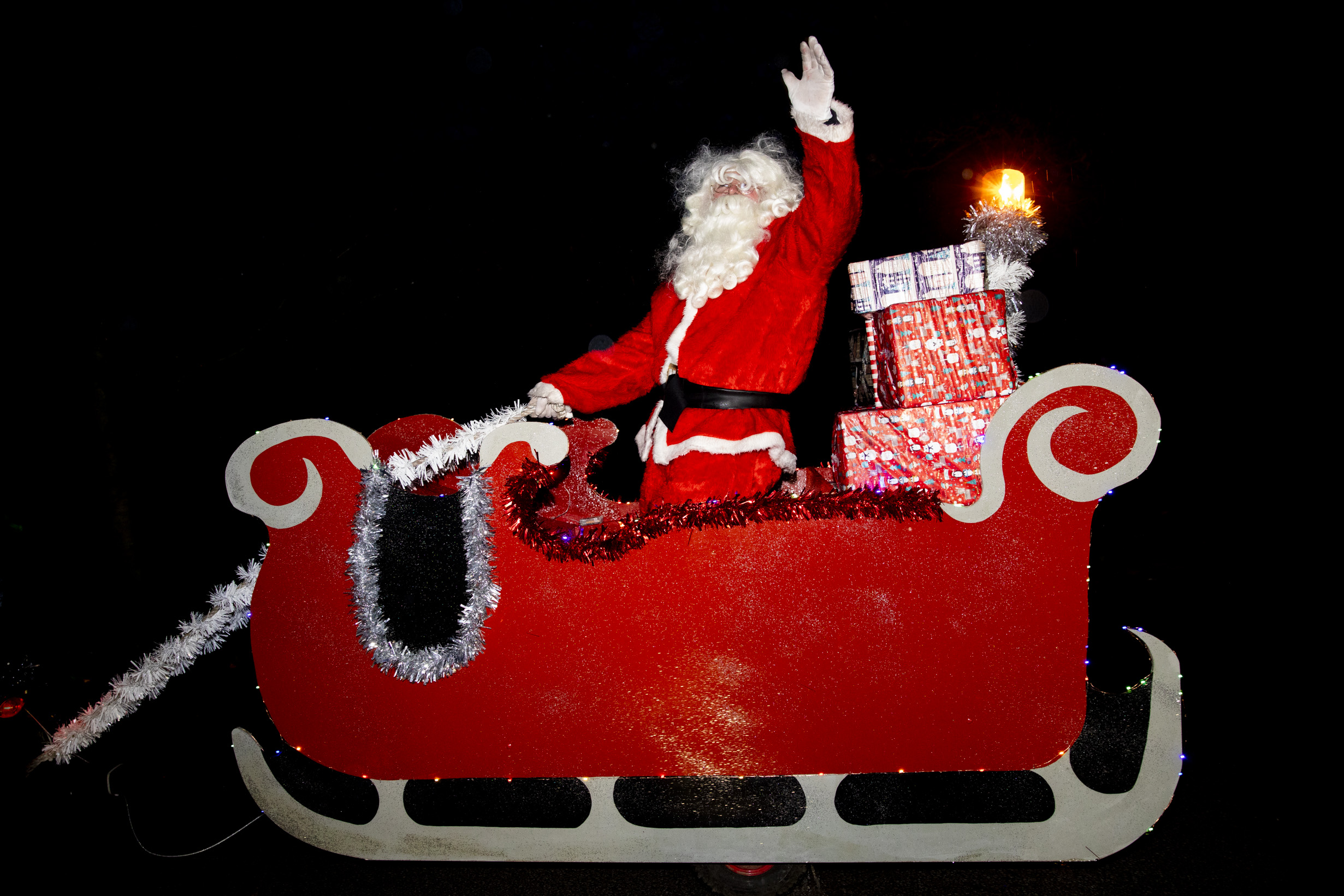Big hearted maintenance team make new sleigh for Santa to save Christmas