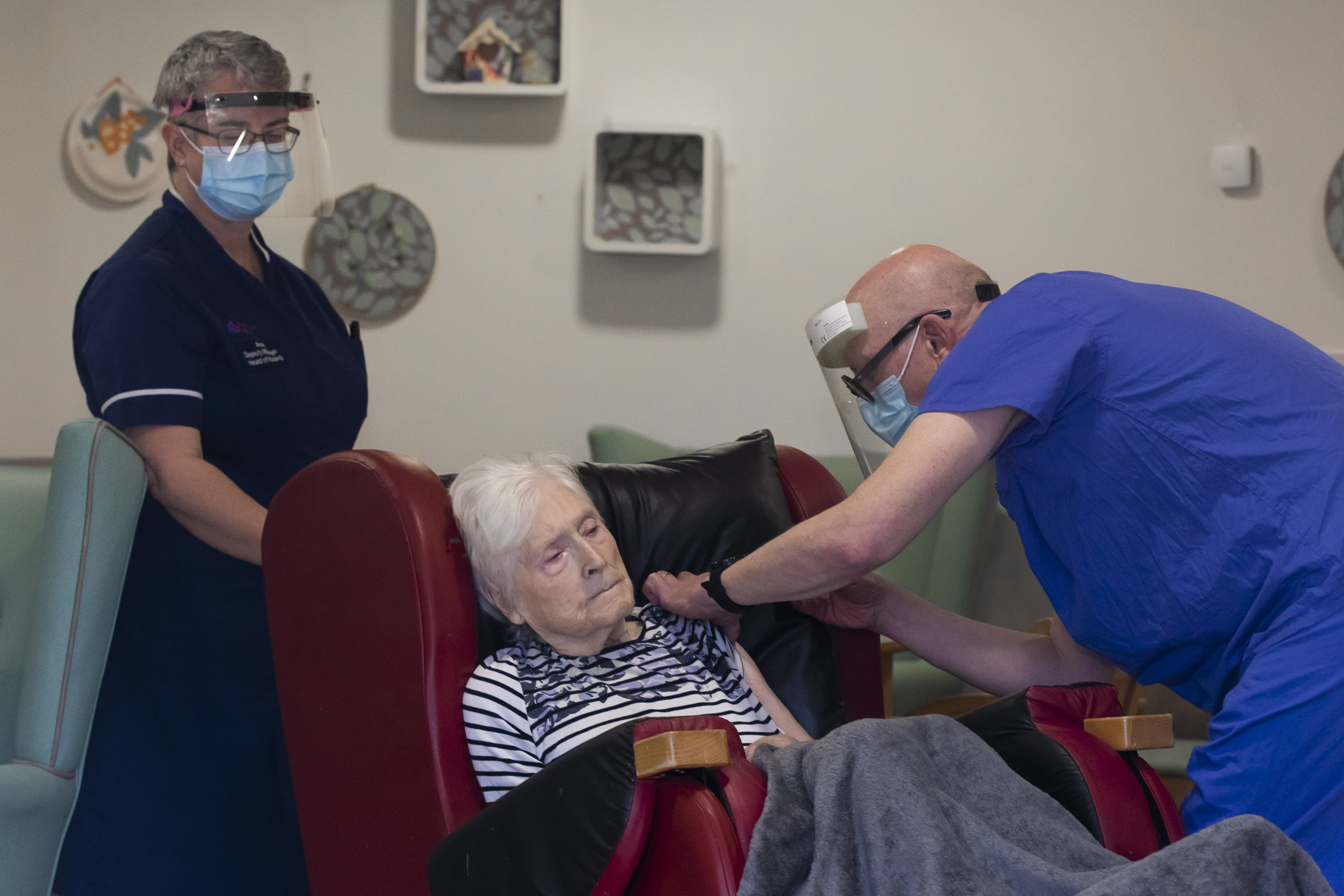 Daughter’s massive relief after mum, 79, gets anti-covid jab