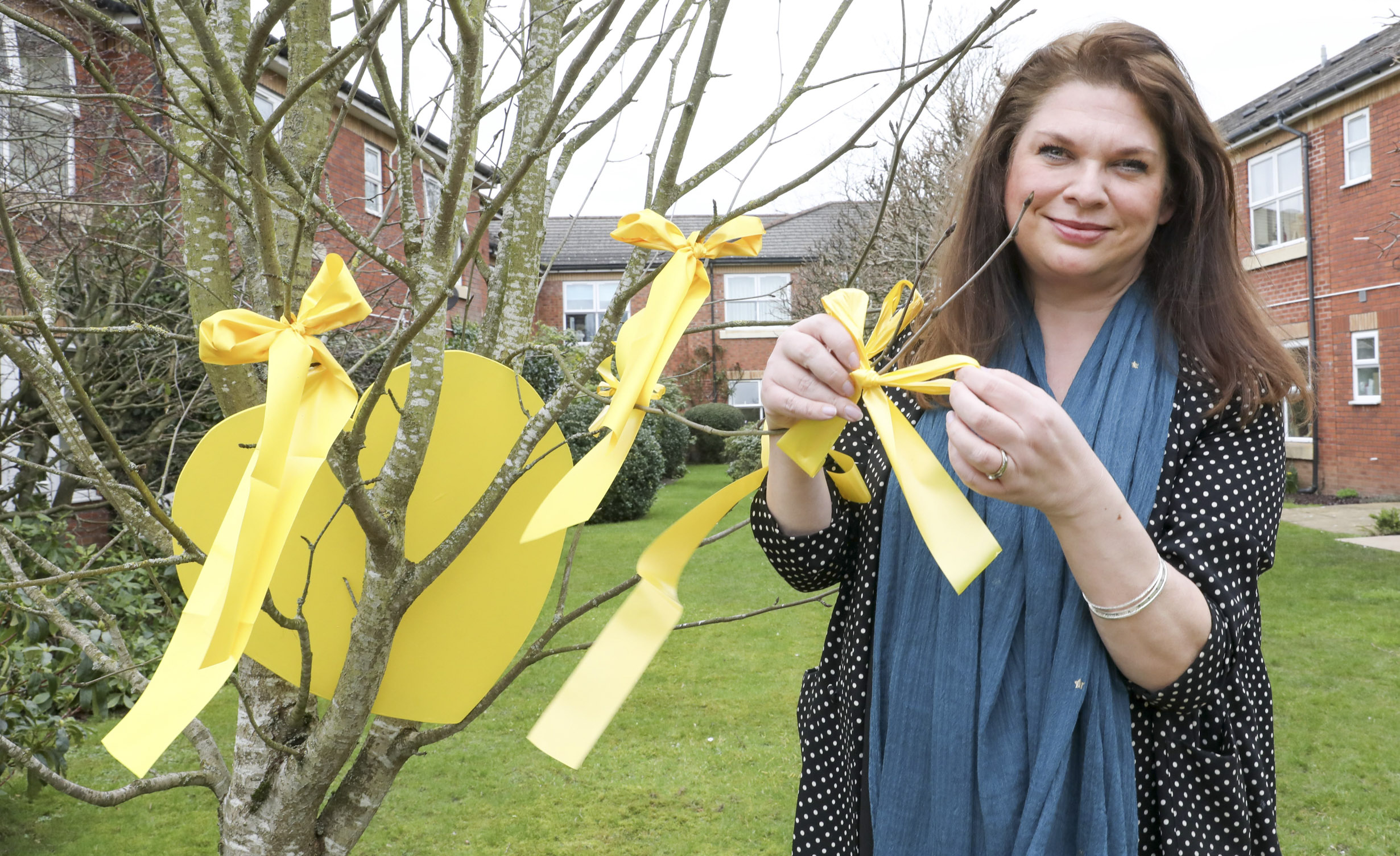 Sea of yellow at care homes in heartfelt Covid tribute