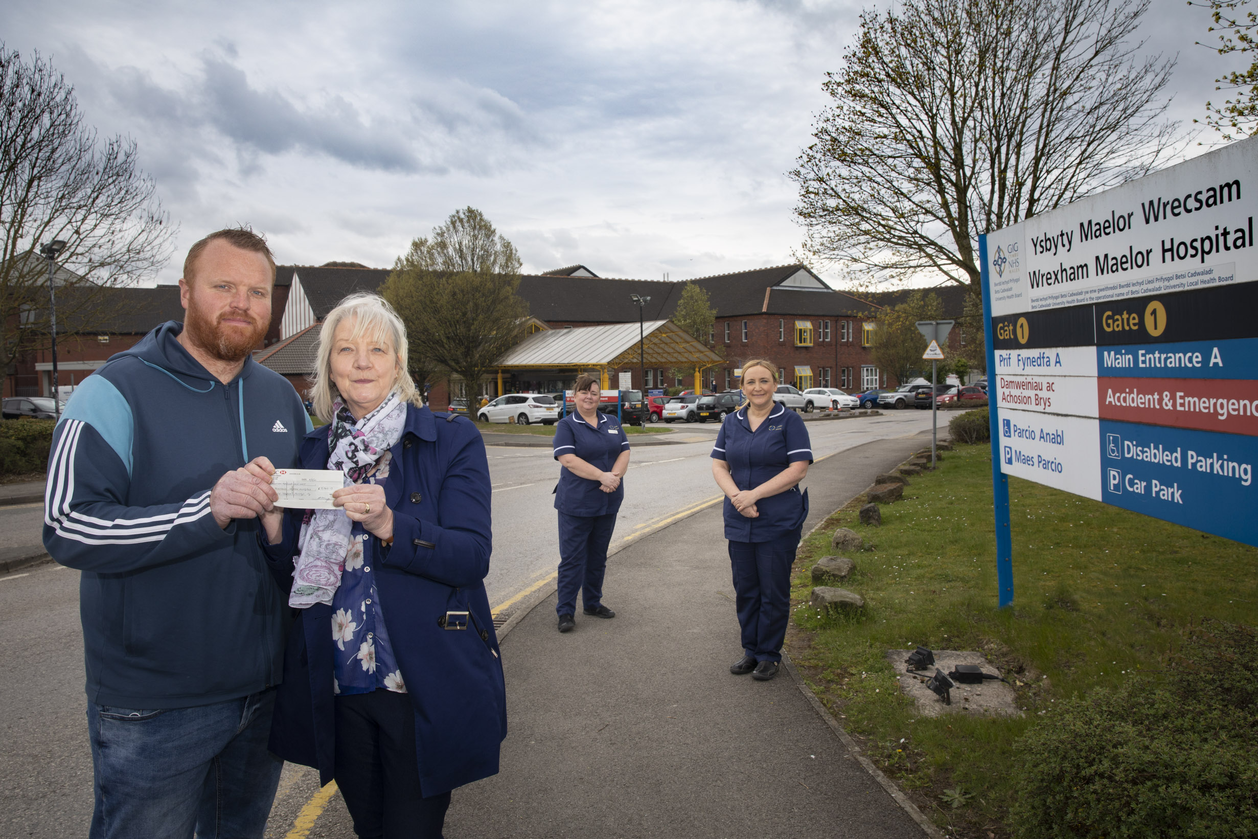 Family of courageous councillor raise £8K for hospital’s Covid heroes