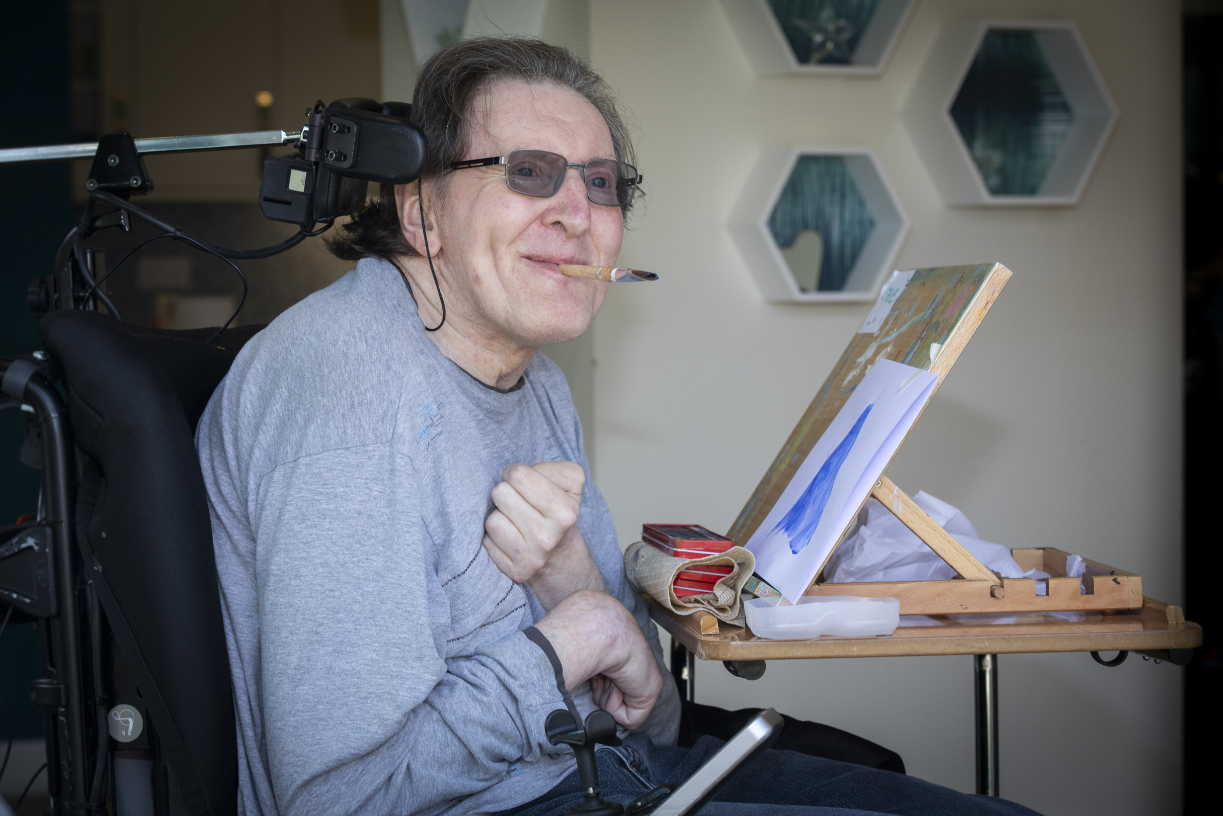 Steve brushes up his artistic skills – using his mouth