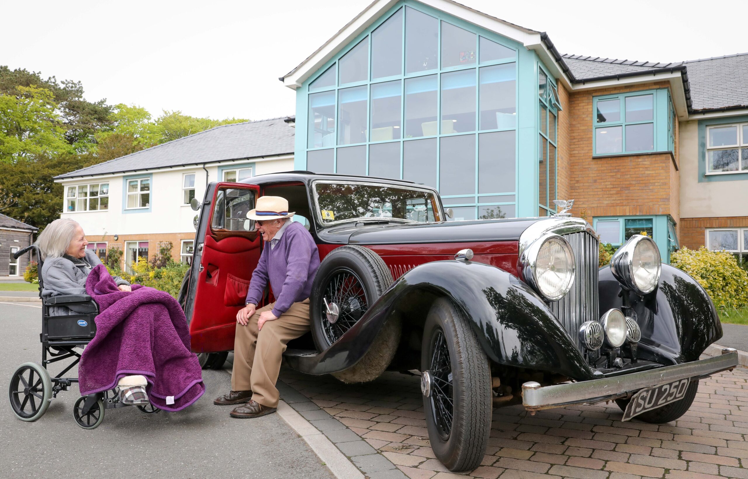 Hugh turns on the style to visit care home in his glamorous 1930s Bentley