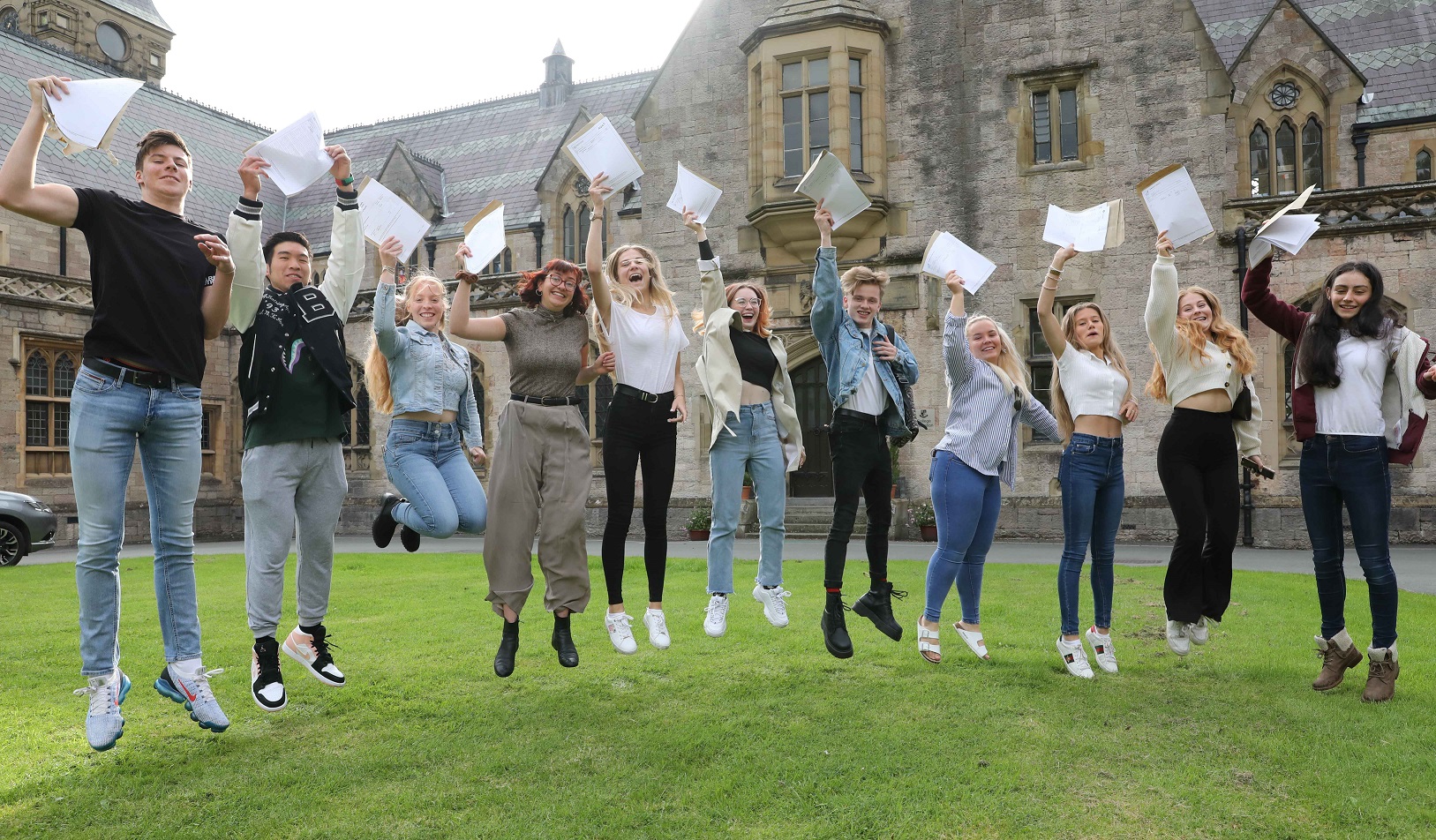 Head pays tribute to fantastic students after Myddelton A level successes