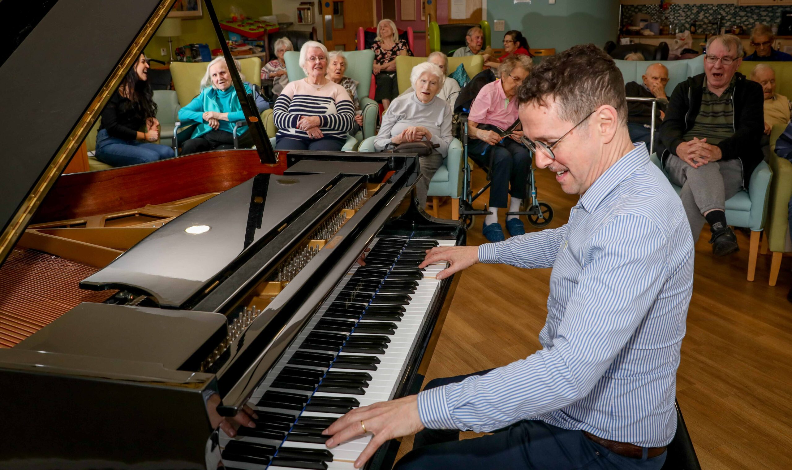 Acclaimed pianist creates musical magic at North Wales care home
