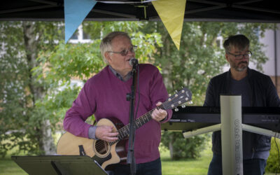 Care home residents sing happy birthday to iconic folk singer Dafydd Iwan as he turns 80