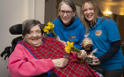 Surprise delivery of Welsh Cakes and daffodils brings smiles to faces of residents at Gwynedd care home