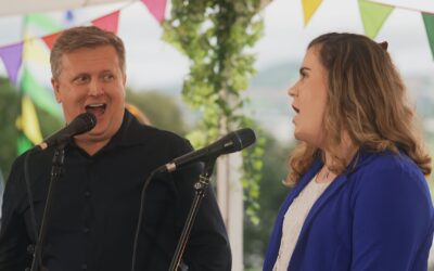 Conwy teenager Efa duets with Welsh icon Aled Jones on TV in memory of late sister