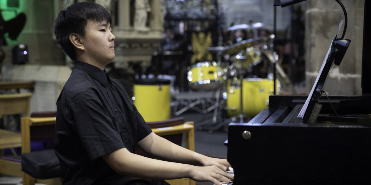 Teenage pianist, 15, hailed a “future star” after stunning performance earns standing ovation